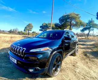 Vista frontale di un noleggio Jeep Cherokee a Tbilisi, Georgia ✓ Auto #14752. ✓ Cambio Automatico TM ✓ 0 recensioni.