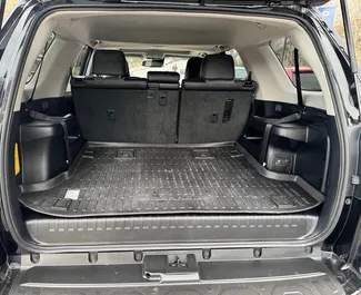 Toyota 4 Runner 2024 con sistema A trazione integrale, disponibile a Tbilisi.