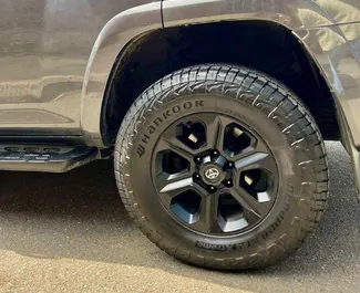 Interni di Toyota 4 Runner in affitto in Georgia. Un'ottima auto da 5 posti con cambio Automatico.