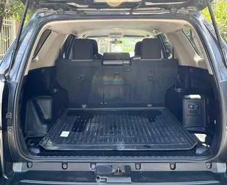 Toyota 4 Runner 2018 disponibile per il noleggio a Tbilisi, con limite di chilometraggio di illimitato.