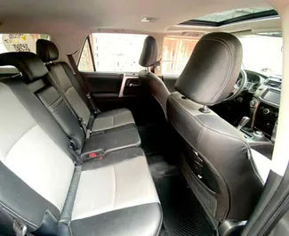 Toyota 4 Runner 2019 disponibile per il noleggio a Tbilisi, con limite di chilometraggio di illimitato.