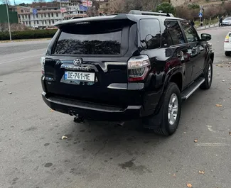 Toyota 4 Runner 2024 disponibile per il noleggio a Tbilisi, con limite di chilometraggio di illimitato.