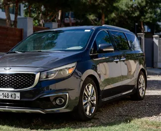 Vista frontale di un noleggio Kia Sedona a Tbilisi, Georgia ✓ Auto #14770. ✓ Cambio Automatico TM ✓ 0 recensioni.