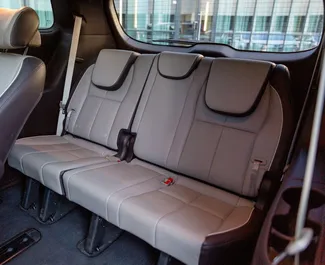 Kia Sedona 2017 disponibile per il noleggio a Tbilisi, con limite di chilometraggio di illimitato.