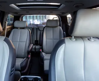 Interni di Kia Sedona in affitto in Georgia. Un'ottima auto da 7 posti con cambio Automatico.