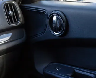 Interni di Mini Countryman Cooper in affitto in Georgia. Un'ottima auto da 5 posti con cambio Automatico.