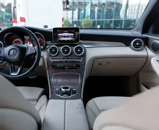 Mercedes-Benz GLC-Class 2018 disponibile per il noleggio a Tbilisi, con limite di chilometraggio di illimitato.