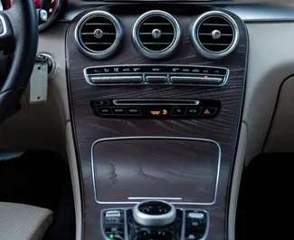 Interni di Mercedes-Benz GLC-Class in affitto in Georgia. Un'ottima auto da 5 posti con cambio Automatico.