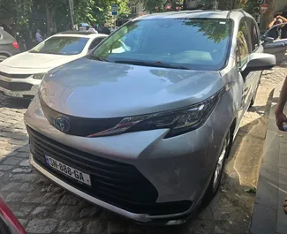Noleggio auto Toyota Sienna 2023 in Georgia, con carburante Benzina e 100 cavalli di potenza ➤ A partire da 240 GEL al giorno.