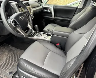 Interni di Toyota 4 Runner in affitto in Georgia. Un'ottima auto da 7 posti con cambio Automatico.