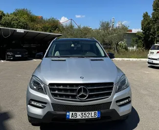 Vista frontale di un noleggio Mercedes-Benz ML350 a Tirana, Albania ✓ Auto #14716. ✓ Cambio Automatico TM ✓ 0 recensioni.