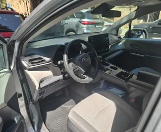 Vista frontale di un noleggio Toyota Sienna a Tbilisi, Georgia ✓ Auto #14724. ✓ Cambio Automatico TM ✓ 0 recensioni.