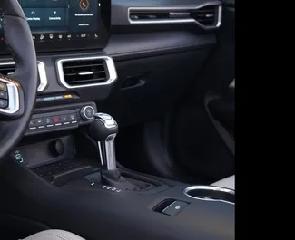 Ford Mustang Cabrio 2025 disponibile per il noleggio a Dubai, con limite di chilometraggio di 250 km/giorno.