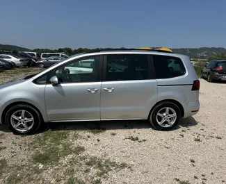 Noleggio SEAT Alhambra. Auto Comfort, Monovolume per il noleggio in Albania ✓ Cauzione di Deposito di 100 EUR ✓ Opzioni assicurative RCT, CDW, SCDW, Furto, All'estero.