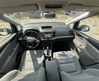 Interni di SEAT Alhambra in affitto in Albania. Un'ottima auto da 7 posti con cambio Automatico.