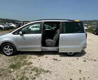 SEAT Alhambra 2017 disponibile per il noleggio all'aeroporto di Tirana, con limite di chilometraggio di illimitato.