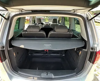 Motore Diesel da 2,0L di SEAT Alhambra 2017 per il noleggio all'aeroporto di Tirana.