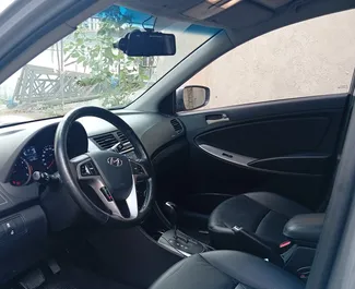 Noleggio auto Hyundai Accent 2015 in Azerbaigian, con carburante Benzina e 110 cavalli di potenza ➤ A partire da 35 AZN al giorno.