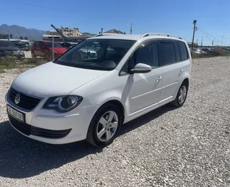 Vista frontale di un noleggio Volkswagen Touran a Tirana, Albania ✓ Auto #14731. ✓ Cambio Automatico TM ✓ 0 recensioni.