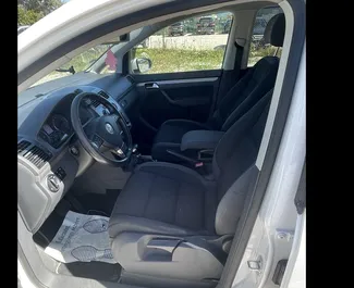 Noleggio Volkswagen Touran. Auto Comfort, Monovolume per il noleggio in Albania ✓ Cauzione di Deposito di 100 EUR ✓ Opzioni assicurative RCT, All'estero.