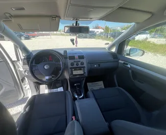 Volkswagen Touran 2010 disponibile per il noleggio a Tirana, con limite di chilometraggio di illimitato.