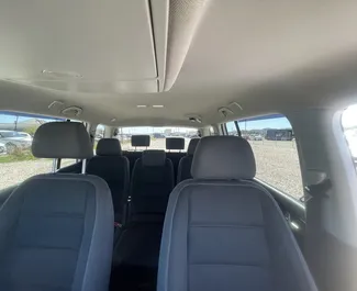 Interni di Volkswagen Touran in affitto in Albania. Un'ottima auto da 7 posti con cambio Automatico.