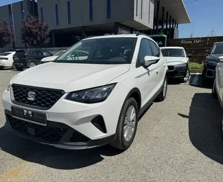 Vista frontale di un noleggio SEAT Arona a Tirana, Albania ✓ Auto #14777. ✓ Cambio Automatico TM ✓ 0 recensioni.