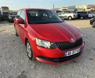Vista frontale di un noleggio Skoda Fabia all'aeroporto di Tirana, Albania ✓ Auto #14773. ✓ Cambio Manuale TM ✓ 0 recensioni.