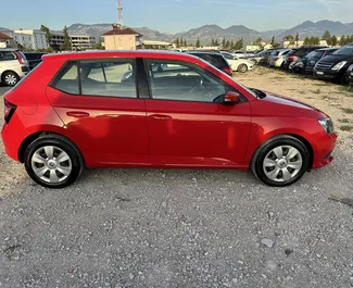 Skoda Fabia 2017 disponibile per il noleggio all'aeroporto di Tirana, con limite di chilometraggio di illimitato.