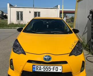 Noleggio auto Toyota Prius C 2014 in Georgia, con carburante Ibrido e 101 cavalli di potenza ➤ A partire da 100 GEL al giorno.