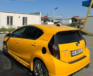 Motore Ibrido da 1,5L di Toyota Prius C 2014 per il noleggio a Tbilisi.