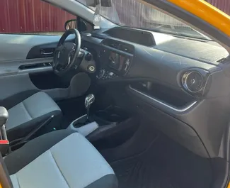 Interni di Toyota Prius C in affitto in Georgia. Un'ottima auto da 5 posti con cambio Automatico.
