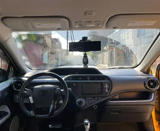 Toyota Prius C 2014 disponibile per il noleggio a Tbilisi, con limite di chilometraggio di illimitato.