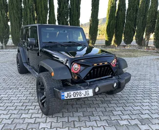 Vista frontale di un noleggio Jeep Wrangler a Tbilisi, Georgia ✓ Auto #14803. ✓ Cambio Automatico TM ✓ 0 recensioni.