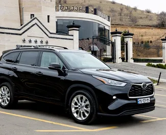 Vista frontale di un noleggio Toyota Highlander Hybrid a Tbilisi, Georgia ✓ Auto #14799. ✓ Cambio Automatico TM ✓ 0 recensioni.