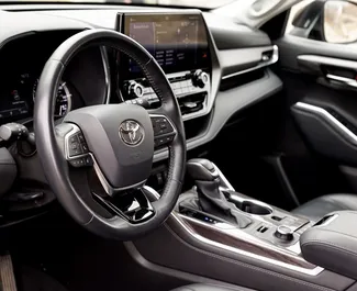 Noleggio Toyota Highlander Hybrid. Auto Comfort, Premium, Crossover per il noleggio in Georgia ✓ Cauzione di Deposito di 200 GEL ✓ Opzioni assicurative RCT, CDW.