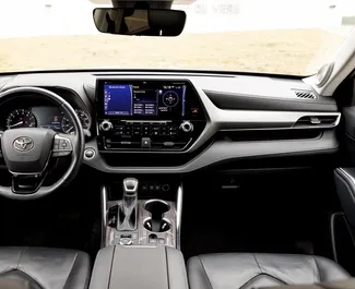 Motore Benzina da 2,5L di Toyota Highlander Hybrid 2023 per il noleggio a Tbilisi.