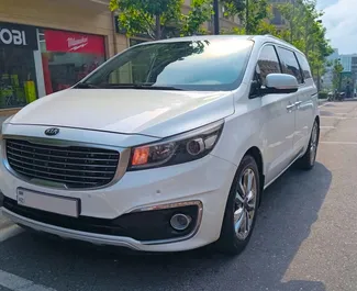 Vista frontale di un noleggio Kia Carnival a Baku, Azerbaigian ✓ Auto #14729. ✓ Cambio Automatico TM ✓ 0 recensioni.