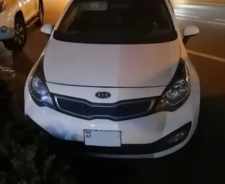 Vista frontale di un noleggio Kia Rio a Baku, Azerbaigian ✓ Auto #11904. ✓ Cambio Automatico TM ✓ 0 recensioni.
