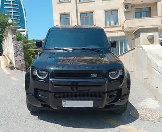 Vista frontale di un noleggio Land Rover Defender a Baku, Azerbaigian ✓ Auto #12191. ✓ Cambio Automatico TM ✓ 0 recensioni.