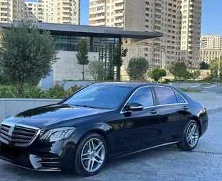 Vista frontale di un noleggio Mercedes-Benz S-Class a Baku, Azerbaigian ✓ Auto #11973. ✓ Cambio Automatico TM ✓ 0 recensioni.