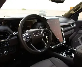 Noleggio auto GMC Yukon 2025 negli Emirati Arabi Uniti, con carburante Benzina e 600 cavalli di potenza ➤ A partire da 650 AED al giorno.