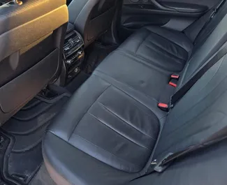 BMW X5 2017 disponibile per il noleggio a Tirana, con limite di chilometraggio di illimitato.