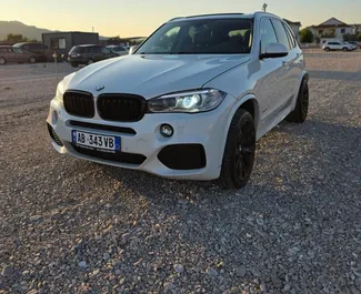 Vista frontale di un noleggio BMW X5 a Tirana, Albania ✓ Auto #14727. ✓ Cambio Automatico TM ✓ 0 recensioni.