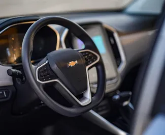 Chevrolet Captiva 2026 disponibile per il noleggio a Dubai, con limite di chilometraggio di 250 km/giorno.