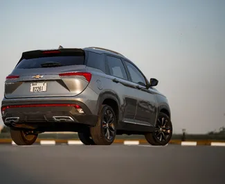 Interni di Chevrolet Captiva in affitto negli Emirati Arabi Uniti. Un'ottima auto da 7 posti con cambio Automatico.