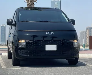 Vista frontale di un noleggio Hyundai Staria a Dubai, Emirati Arabi Uniti ✓ Auto #14717. ✓ Cambio Automatico TM ✓ 0 recensioni.