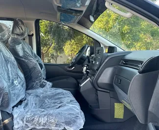 Interni di Hyundai Staria in affitto negli Emirati Arabi Uniti. Un'ottima auto da 9 posti con cambio Automatico.