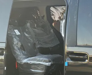 Hyundai Staria 2025 disponibile per il noleggio a Dubai, con limite di chilometraggio di 250 km/giorno.