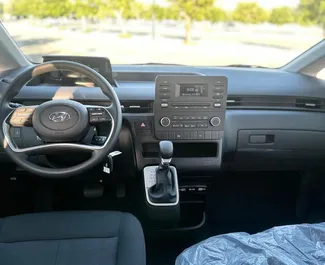 Noleggio Hyundai Staria. Auto Comfort, Monovolume per il noleggio negli Emirati Arabi Uniti ✓ Cauzione di Senza deposito ✓ Opzioni assicurative RCT.